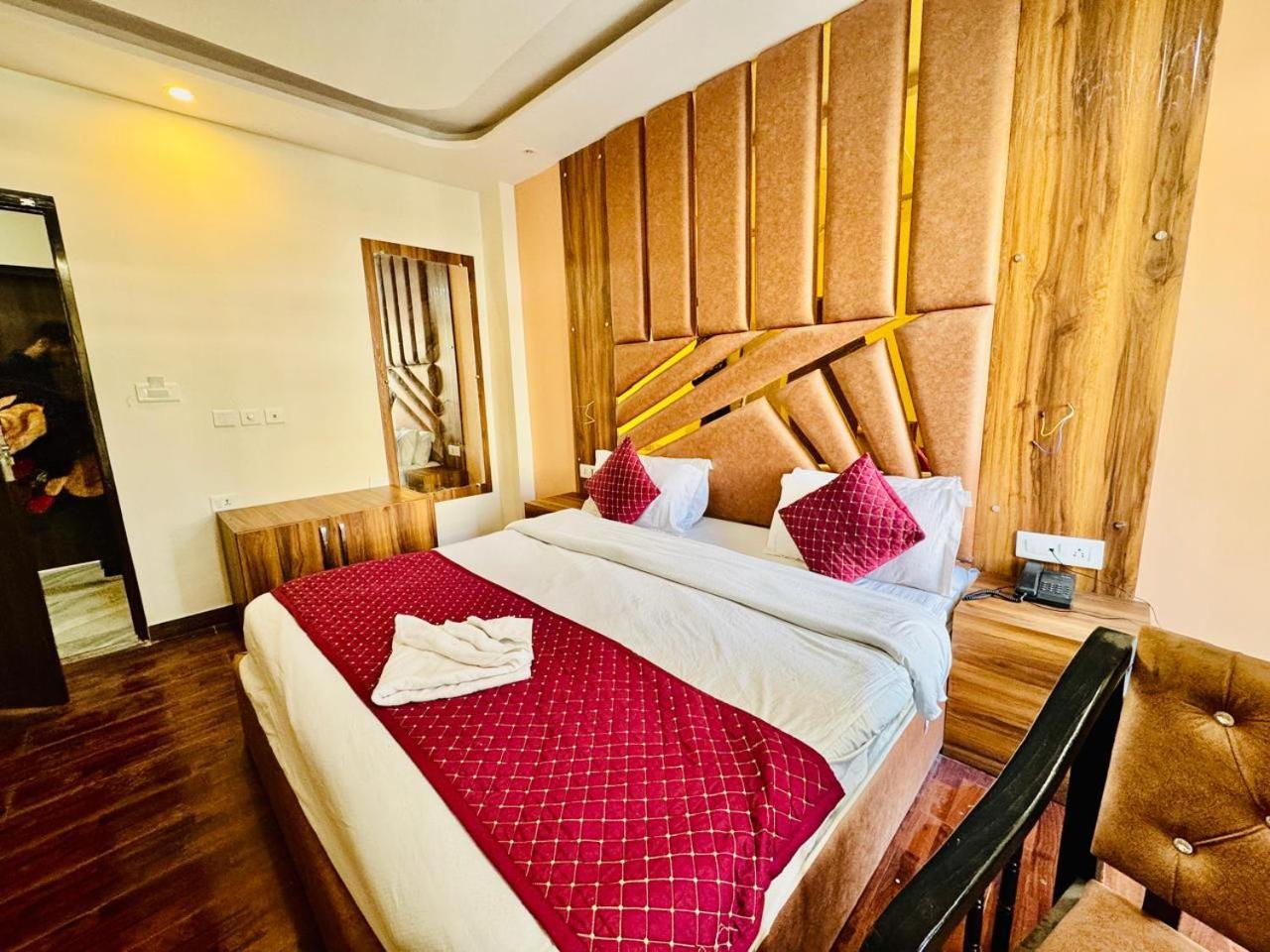 Royal Majestic View Point Lodge Manāli Exteriör bild